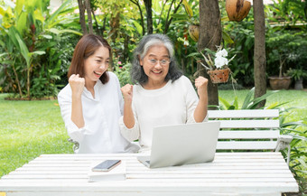 亚洲女儿教学<strong>老</strong>上了年纪的女人使用在线社会媒体电脑移动PC后退休概念学习技术和适应的上了年纪的