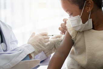 亚洲医生用户注射器针为注射接种<strong>疫苗</strong>非洲美国孩子们是被科维德接种<strong>疫苗</strong>为预防冠状病毒和流感概念<strong>免疫</strong>接种从接种