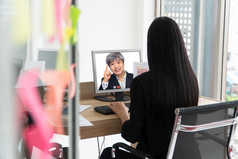 亚洲商人使视频调用客户为会说话的和展示工作通过的视频会议概念虚拟沟通技术工作在一起