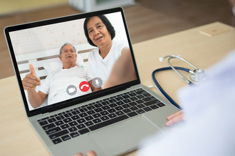 医生在线视频会议与的老上了年纪的<strong>病人</strong>监控和问为<strong>症状</strong>的疾病和给建议和咨询健康哪远程医疗和远程医疗概念