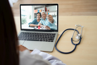 医生在线视频会议与的老上了年纪的病人监控和问为症状的疾病和给建议和咨询健康哪远程医疗和远程医疗概念