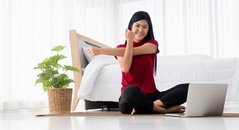 肖像<strong>健康</strong>的年轻的亚洲女人<strong>练</strong>习瑜伽<strong>练</strong>习坐着的卧室和学习在线移动PC首页概念锻炼和放松技术为新正常的生活方式