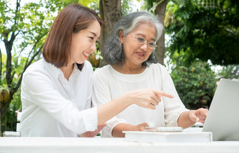 亚洲女儿教学<strong>老</strong>上了年纪的女人使用在线社会媒体电脑移动PC后退休概念学习技术和适应的上了年纪的