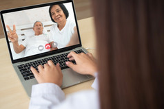 医生在线视频会议与的老上了年纪的病人监控和问为症状的疾病和给建议和咨询健康哪远程医疗和远程医疗概念