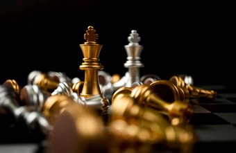 金和银王国际象棋最后的站的国际象棋董事会概念成功的业务领导对抗和损失