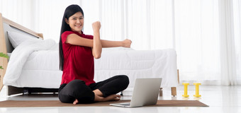 肖像健康的年轻的亚洲女人练习瑜伽练习坐着的卧室和学习在线移动<strong>PC首页</strong>概念锻炼和放松技术为<strong>新</strong>正常的生活方式