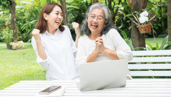 亚洲女儿教学老上了年纪的女人使用在线社会媒体电脑移动PC后退休概念学习技术和适应的上了年纪的