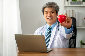 视频博客亚洲医生博主影响者记录视频博客为教育关于心疾病为病人和学生的互联网和社会媒体概念的内容创造者在线