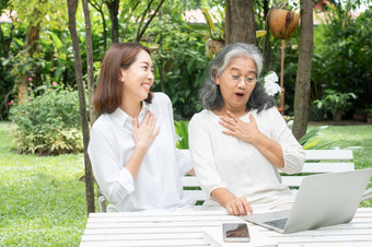 亚洲女儿教学<strong>老</strong>上了年纪的女人使用在线社会媒体电脑移动PC后退休概念学习技术和适应的上了年纪的