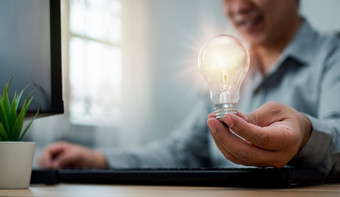 商人持有灯泡和感觉快乐新创新和的想法为成功业务面板概念创新有创意的技术的想法为业务解决方案