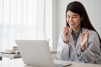 亚洲女人医生在线参观与<strong>病人</strong>的互联网应用程序和听的<strong>症状</strong>和解释了如何治疗的最初的疾病概念医疗技术