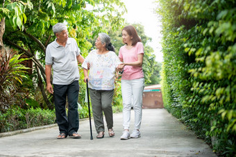 快乐家庭走在一起的花园<strong>老</strong>上了年纪的使用走坚持帮助走平衡概念爱和哪的家庭和健康保险为家庭