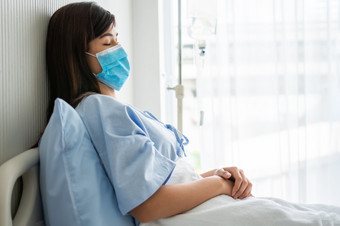 伤心亚洲病人女人说谎的医院床上和穿脸面具保护冠状病毒概念健康哪检疫冠状病毒新冠病毒和健康保险