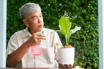 快乐和微笑亚洲老上了年纪的男人。种植为爱好后退休首页概念快乐生活方式和好<strong>健康</strong>为<strong>老年人</strong>