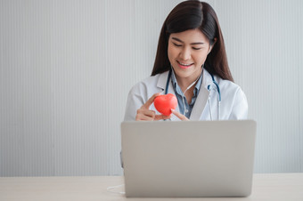 视频博客亚洲女人医生博主影响者记录视频博客为教育关于心疾病为病人和学生的互联网和社会媒体概念的内容创造者在线