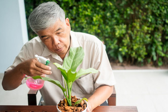 快乐和微笑亚洲老上了年纪的男人。种植为爱好后退休首页概念快乐生活方式和好<strong>健康</strong>为<strong>老年人</strong>