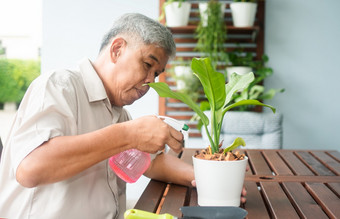 快乐和微笑亚洲<strong>老</strong>上了年纪的男人。种植为爱好后退休首页概念快乐生活方式和好健康为<strong>老</strong>年人