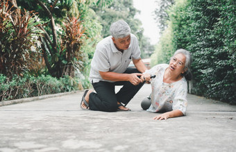 亚洲高级女人下降下来说谎地板上首页后无意中的家门口和哭疼痛和她的丈夫来了帮助支持概念老上了年纪的保险和健康哪