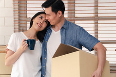 快乐年轻的夫妇携带纸板盒子和走从的前面通过成的房子新房子移动一天概念搬迁租赁和房主移动首页