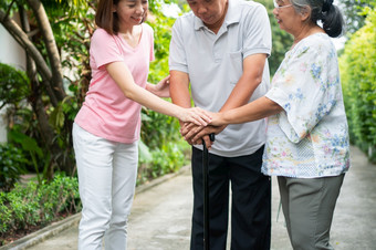 快乐家庭走在一起的花园老上了年纪的使用走坚持帮助走平衡概念爱和哪的家庭和健康保险为家庭