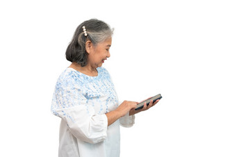 快乐亚洲高级女人持有智能手机和使用在线应用程序移动电话和发短信短信消息聊天孤立的背景概念容易使用和应用程序为上了年纪的人