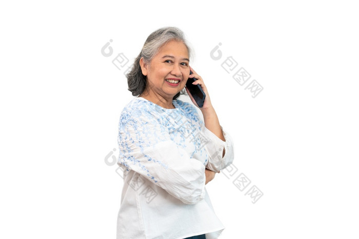 快乐亚洲高级女人持有智能手机和使用在线应用程序移动电话和发短信短信消息聊天孤立的背景概念容易使用和应用程序为上了年纪的人