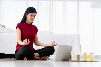 肖像健康的年轻的亚洲女人练习瑜伽练习坐着的卧室和学习在线移动<strong>PC首页</strong>概念锻炼和放松技术为<strong>新</strong>正常的生活方式