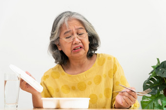 不开心亚洲高级女人厌食症和说准备好了餐上了年纪的首页独自一人和无聊食物和食欲