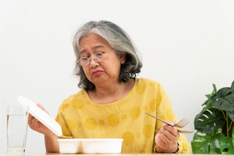 不开心亚洲高级女人厌食症和说准备好了餐上了年纪的<strong>首页</strong>独自一人和无聊食物和食欲