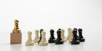 的领导的金国际象棋兵站的盒子显示影响和赋权概念业务领导为领袖团队成功的竞争赢家和领袖与策略