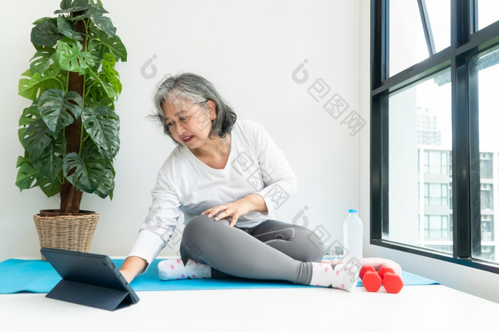 高级亚洲女人看在线课程移动PC而锻炼的生活房间首页概念锻炼培训在线