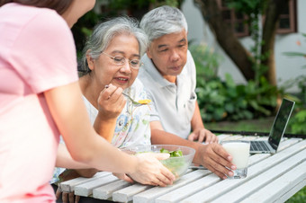 不开心亚洲高级女人厌食症和说餐上了年纪的生活与家庭和护理人员试一试饲料食物和老女人食欲概念医疗保健和上了年纪的护理人员