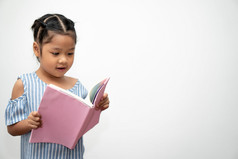 快乐亚洲小学前教育女孩持有和读书白色孤立的背景概念学校孩子和教育小学和学前教育