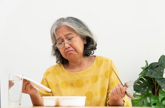 不开心亚洲高级女人厌食症和说准备好了餐上了年纪的<strong>首页</strong>独自一人和无聊食物和食欲