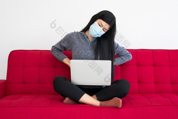 累了女人穿脸面具和背痛的痛苦办公室并发症状后长小时工作的电脑办公室并发症状和健康哪概念