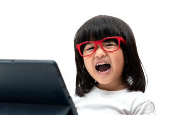 快乐小亚洲学龄前<strong>儿童</strong>女孩穿<strong>红色</strong>的眼镜和使用平板电脑白色背景和笑亚洲女孩学习与视频调用与平板电脑<strong>教育</strong>概念为学校孩子们