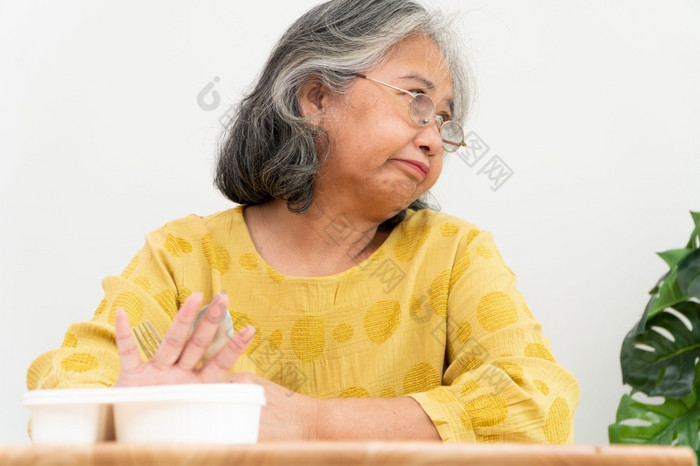 不开心亚洲高级女人厌食症和说准备好了餐上了年纪的首页独自一人和无聊食物和食欲