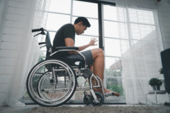 禁用男人。坐着轮椅失望和绝望的治愈后车事故概念粗心的开车保险和精神健康哪后的事故