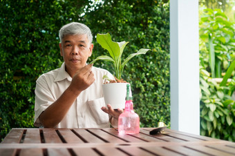 快乐和微笑亚洲老上了年纪的男人。种植为爱好后退休首页概念快乐生活方式和好<strong>健康</strong>为<strong>老年人</strong>