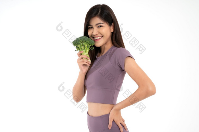肖像年轻的快乐和健康的亚洲女人持有块咖喱和看相机白色孤立的背景概念素食者饮食健康的生活方式与健康的食物