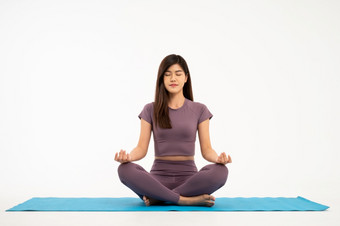 亚洲运动和健康的年轻的女人做<strong>瑜伽</strong>实践和冥想<strong>瑜伽垫</strong>孤立的白色背景概念健康的生活