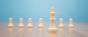 国际象棋王站周围其他国际象棋概念领袖<strong>必须</strong>有勇气和挑战的竞争领导和业务愿景为赢得业务游戏