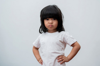 肖像亚洲愤怒的和伤心小女孩白色孤立的背景的情感孩子当发脾气和疯了表达式脾气暴躁的情感孩子情感控制概念