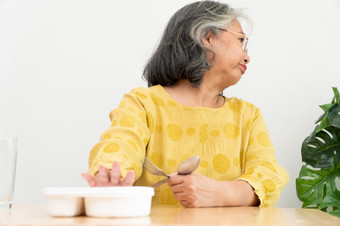 不开心亚洲高级女人厌食症和说准备好了餐上了年纪的<strong>首页</strong>独自一人和无聊食物和食欲