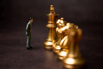 <strong>数据</strong>商人站前面的金国际象棋黑色的孤立的背景概念业务分析和策略步进成的<strong>启动</strong>新业务球员