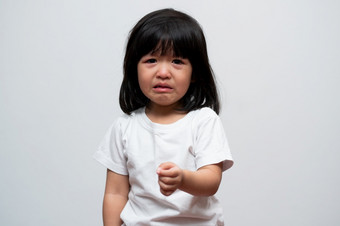 <strong>肖像亚洲</strong>愤怒的伤心和哭小女孩白色孤立的背景的情感孩子当发脾气和疯了表达式脾气暴躁的情感孩子情感控制概念