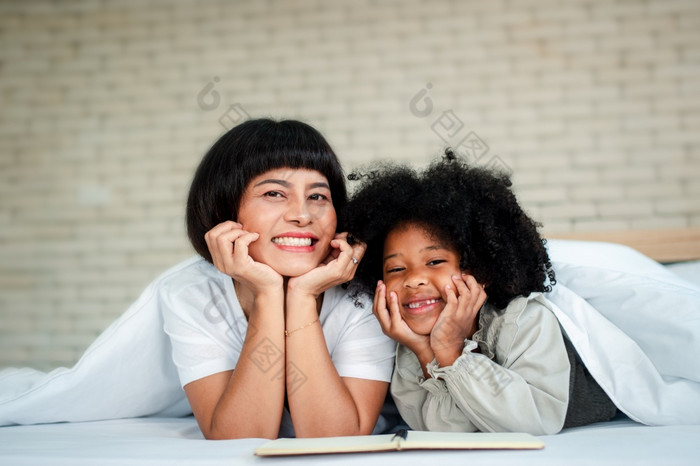 快乐可爱的小学前教育孩子女儿阅读书学习教育一点点妈妈概念快乐家庭和焦点孩子们
