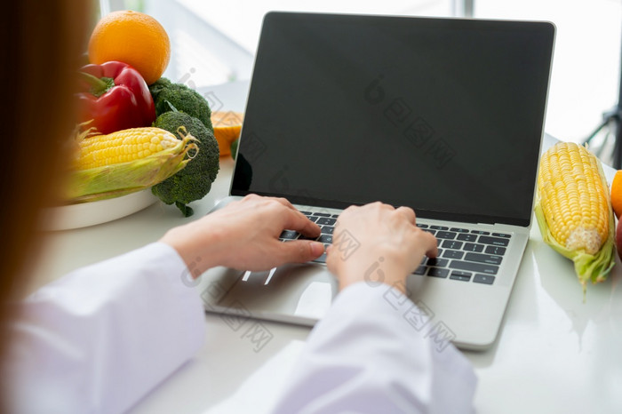 肖像亚洲微笑女营养学家打字移动PC电脑为平衡纠正饮食计划为病人重量损失建议概念健康的生活方式健康的食物节食