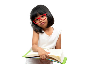 快乐亚洲小学前<strong>教育</strong>女孩穿红色的眼镜持有和读绿色书白色孤立的背景概念学校孩子和<strong>教育</strong>小学和学前<strong>教育首页</strong>学校