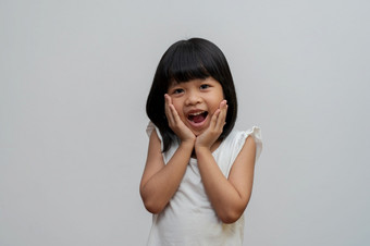 肖像快乐和有趣的亚洲孩子女孩白色背景孩子看相机学前教育孩子做梦填满与能源感觉健康的和好概念